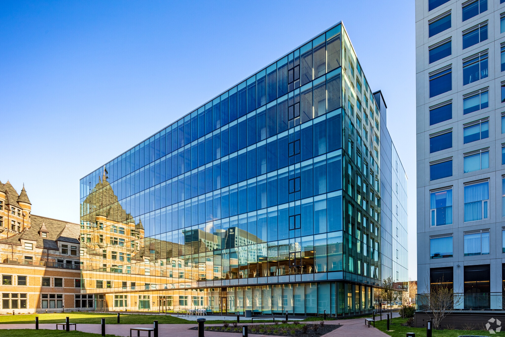 700 Rue Saint-Hubert, Montréal, QC for Rent