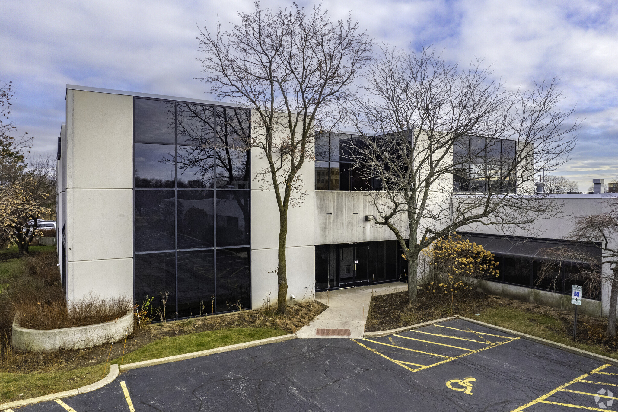 105-195 W Central Rd, Schaumburg, IL for Sale