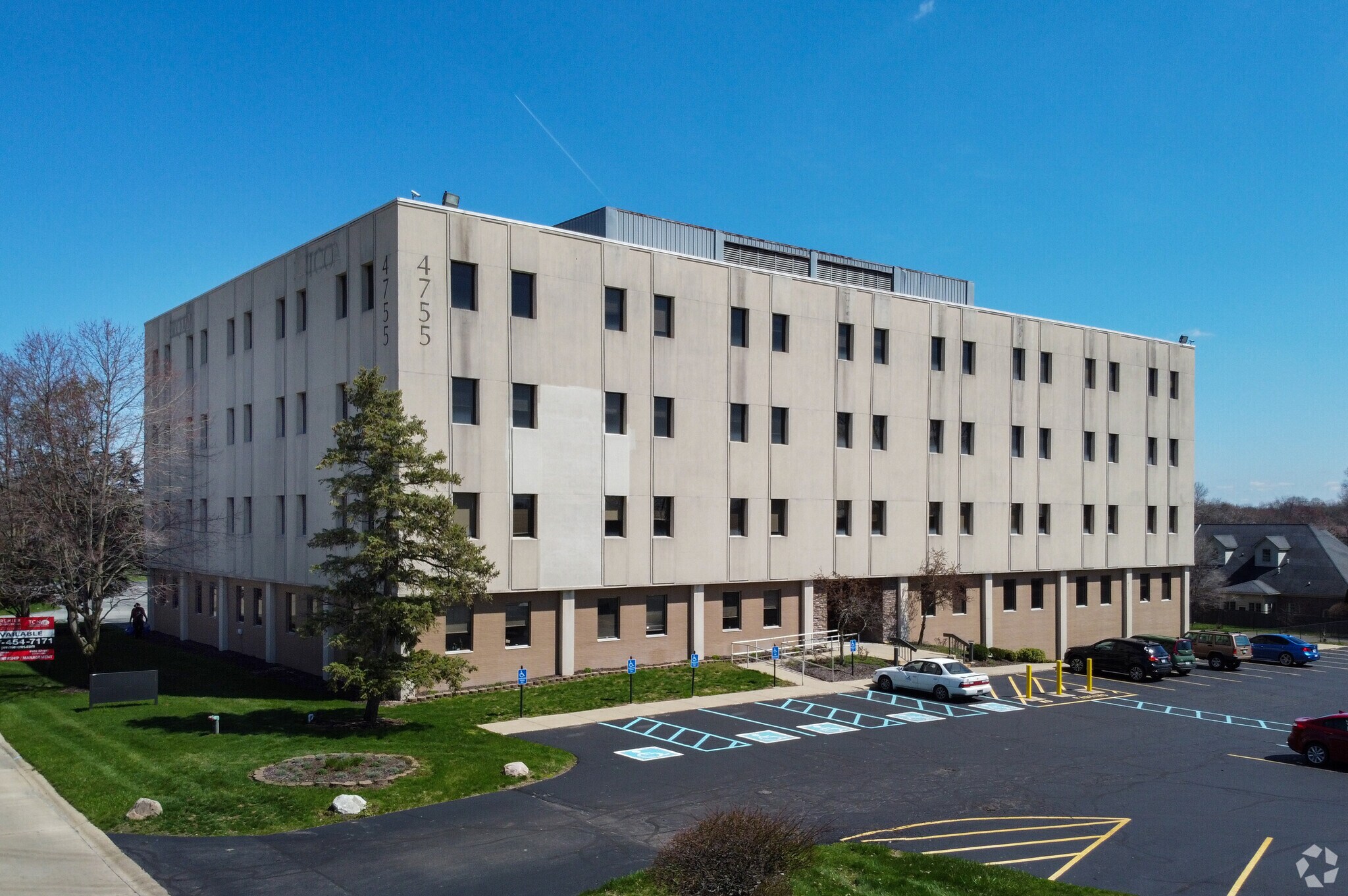 4755 Kingsway Dr, Indianapolis, IN for Rent