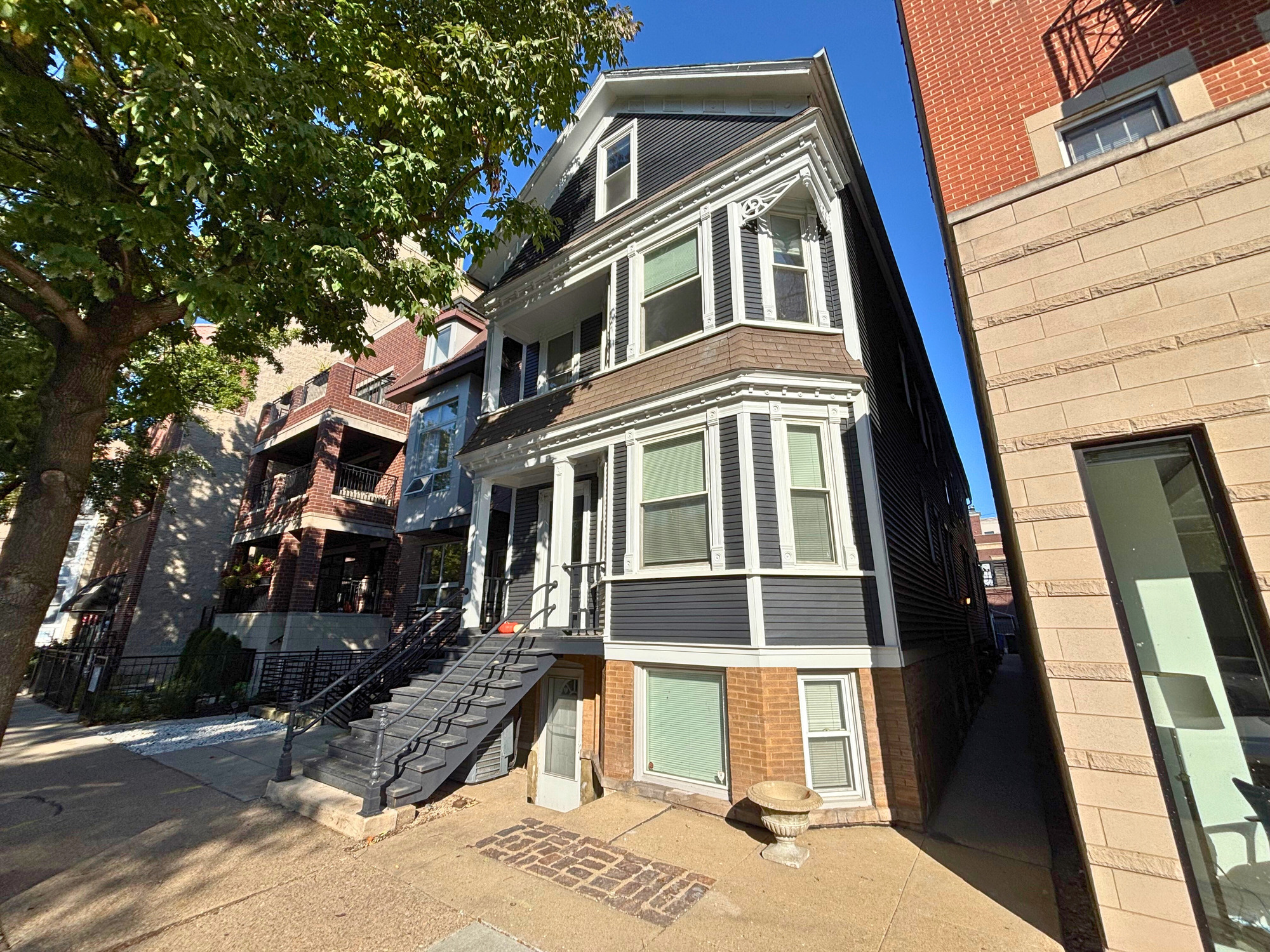 2541 N Southport Ave, Chicago, IL for Sale