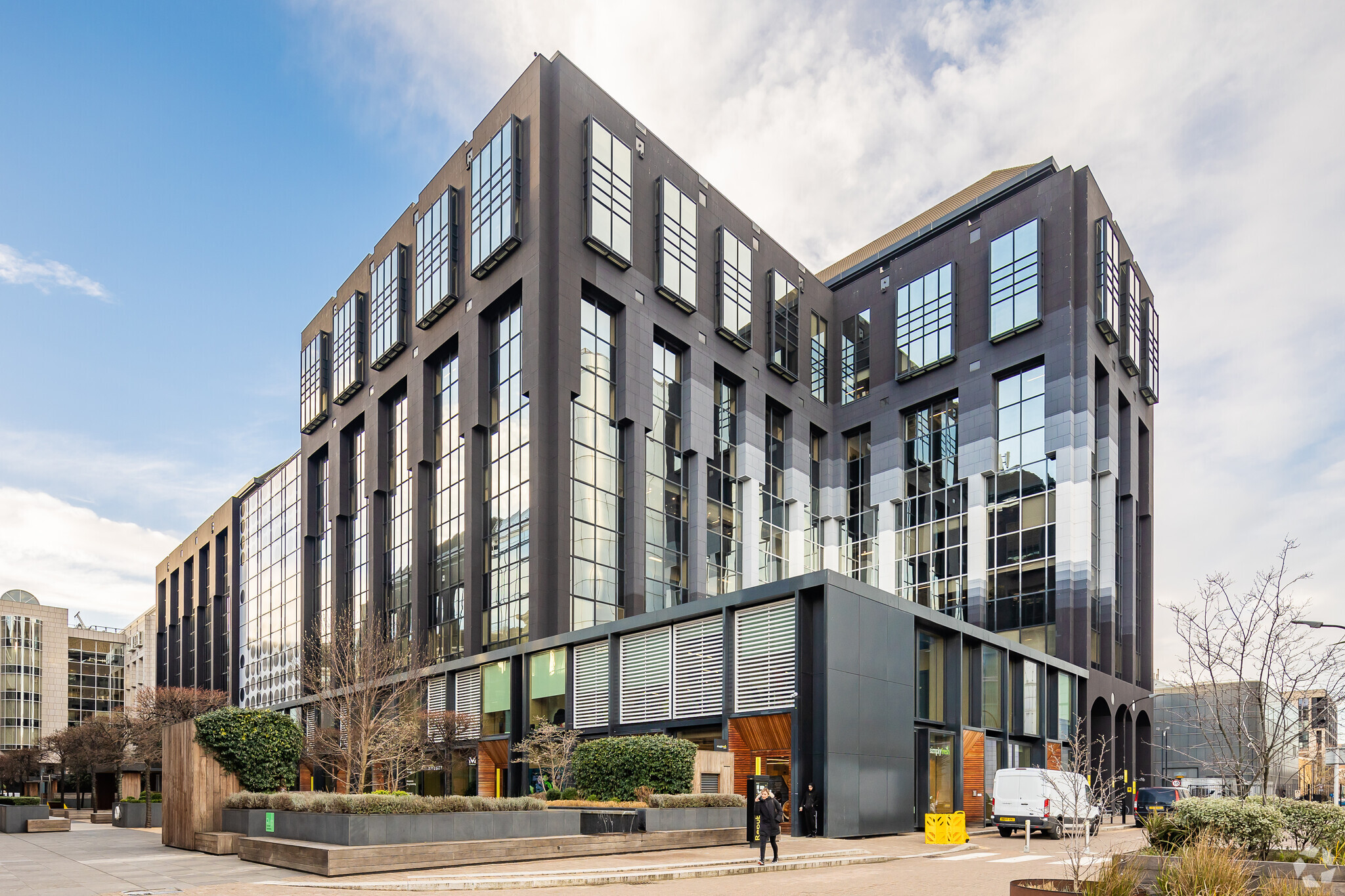 2 Clove Cres, London, LND for Rent