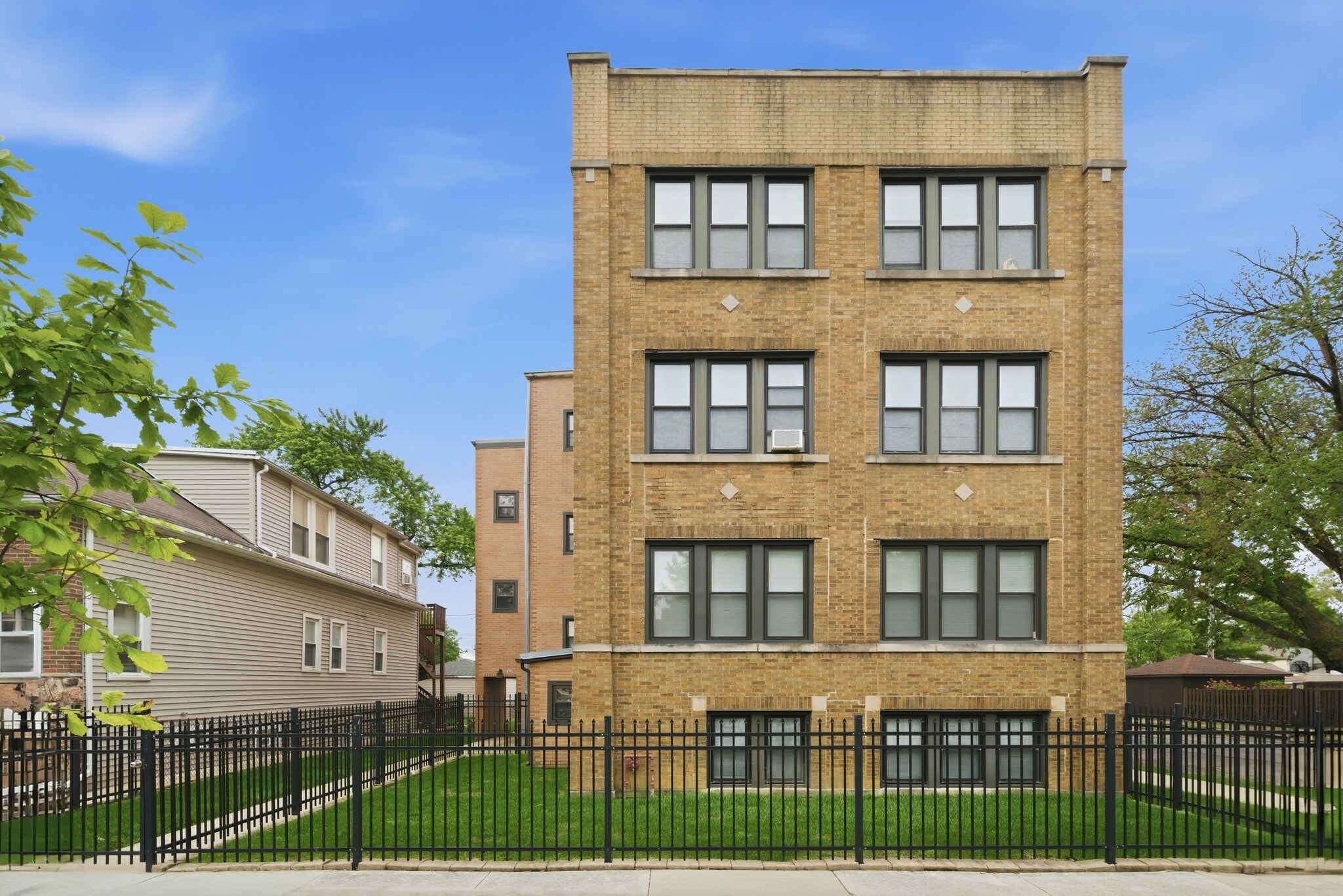 5155 W Byron St, Chicago, IL for Sale