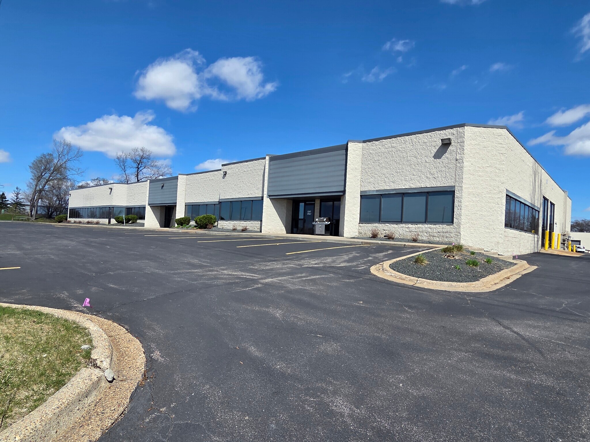 4354-4396 W Round Lake Rd W, Arden Hills, MN for Rent