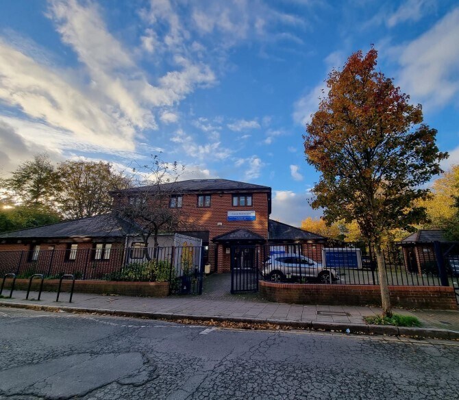 136 Meeting House Ln, London, LND for Sale