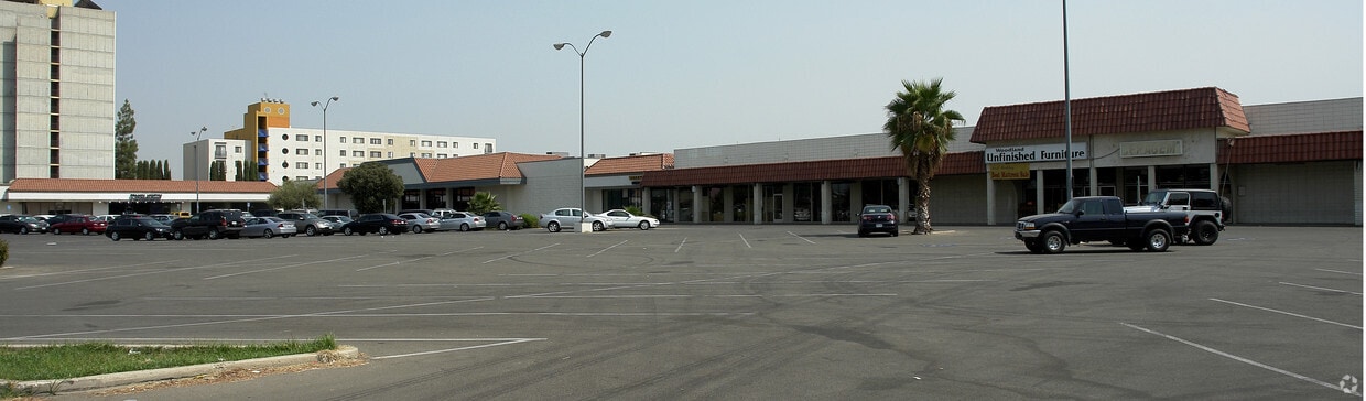 3019-3045 Wilson Rd, Bakersfield, CA for Rent