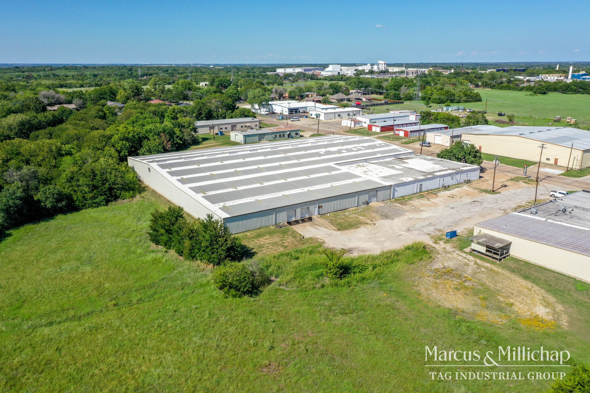 2407 N Preston St, Ennis, TX for Rent