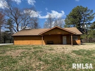 Carbondale, IL Veterinarian/Kennel - 3014 S Illinois Ave