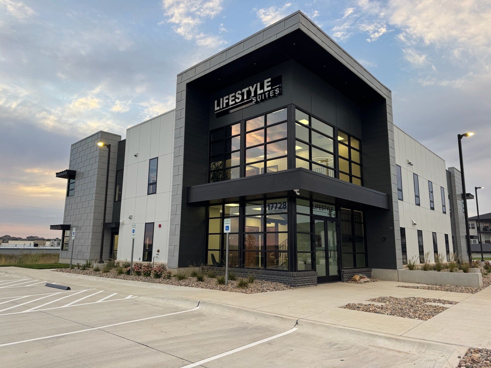 17728 Oakmont Dr, Omaha, NE for Rent