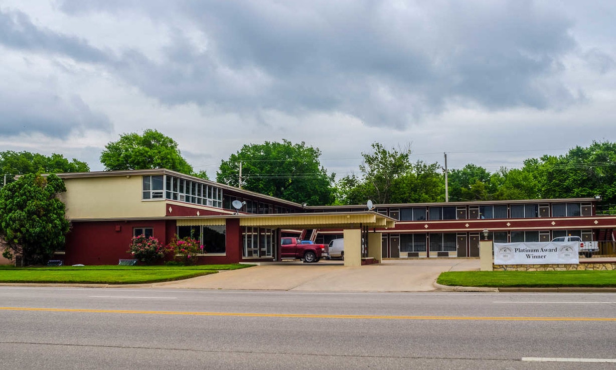 1710 Main St, Winfield, KS for Sale