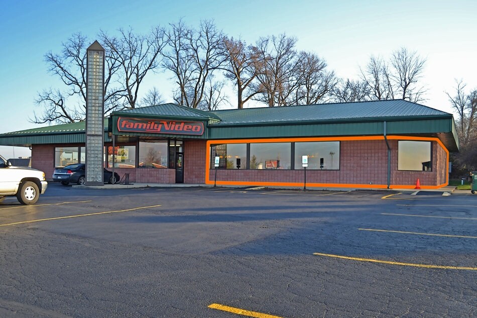 100 Plaza Dr Waterloo, IL 62298 Retail Property for Lease on