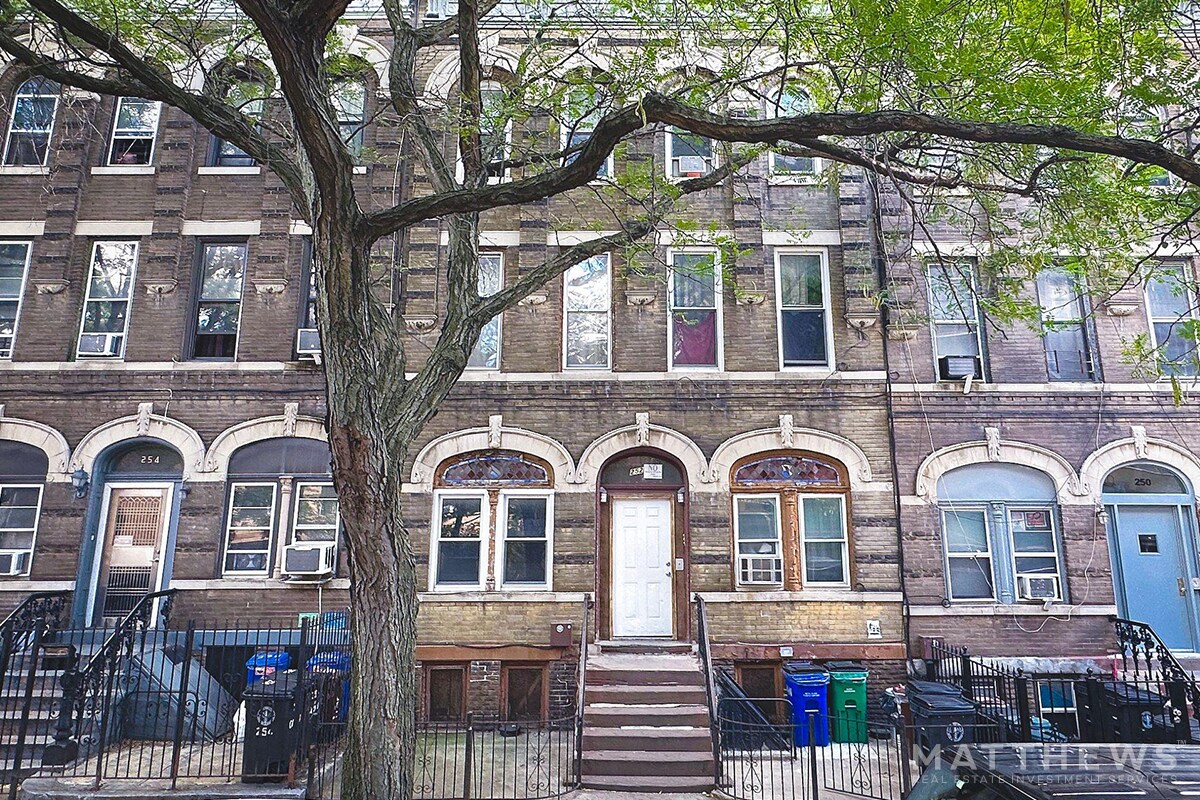 252 Cornelia St, Brooklyn, NY for Sale