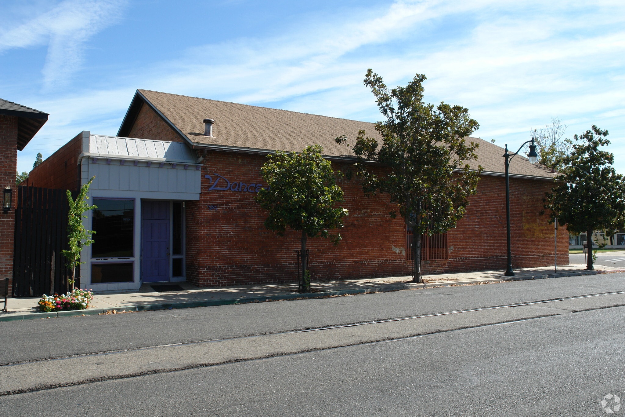 242 E Oak Ave, Visalia, CA for Sale