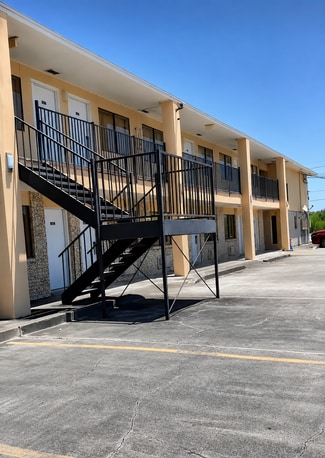 Robstown, TX Hospitality - 2225 US-77