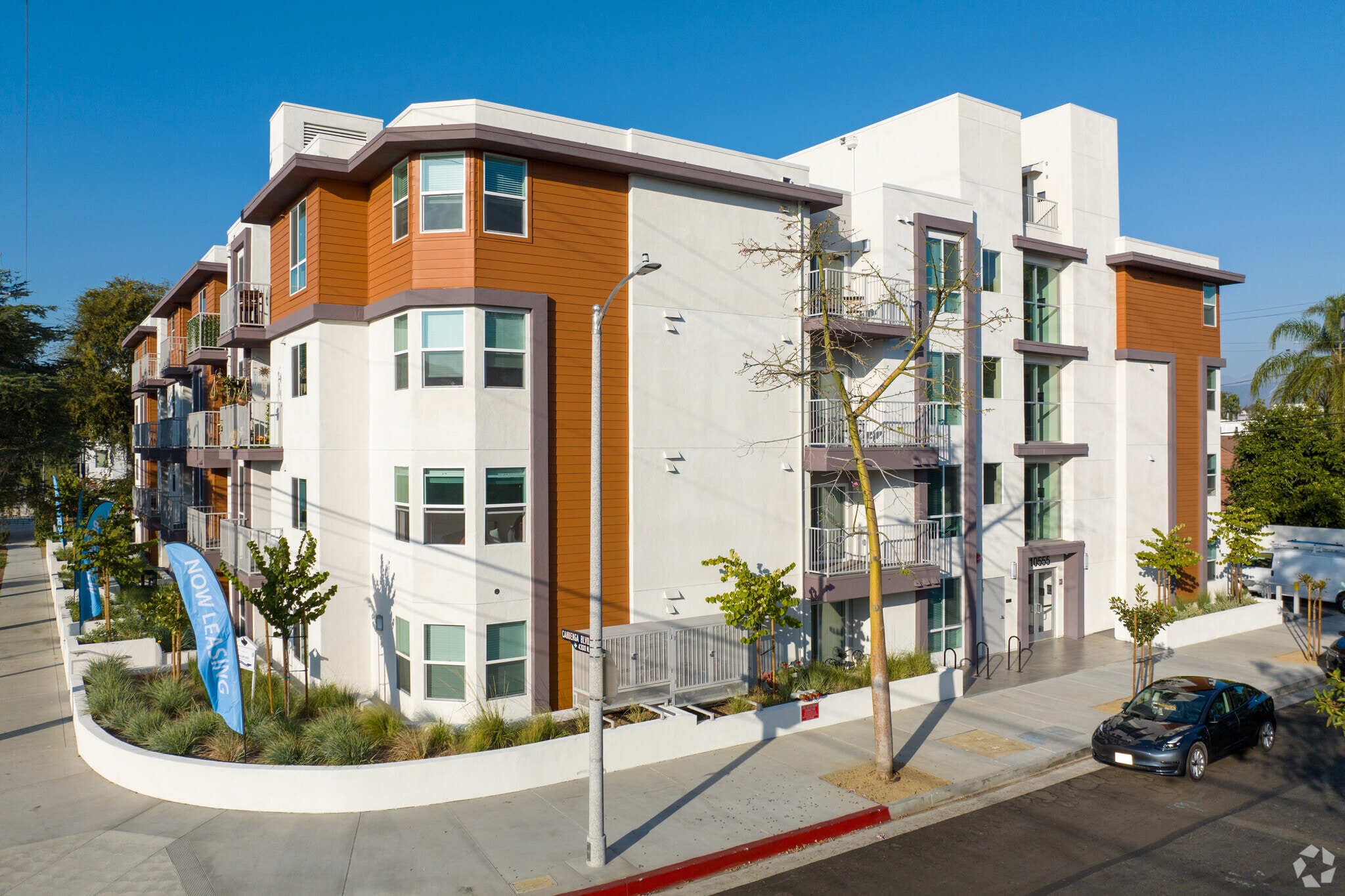 10555 Bloomfield St, Toluca Lake, CA for Sale