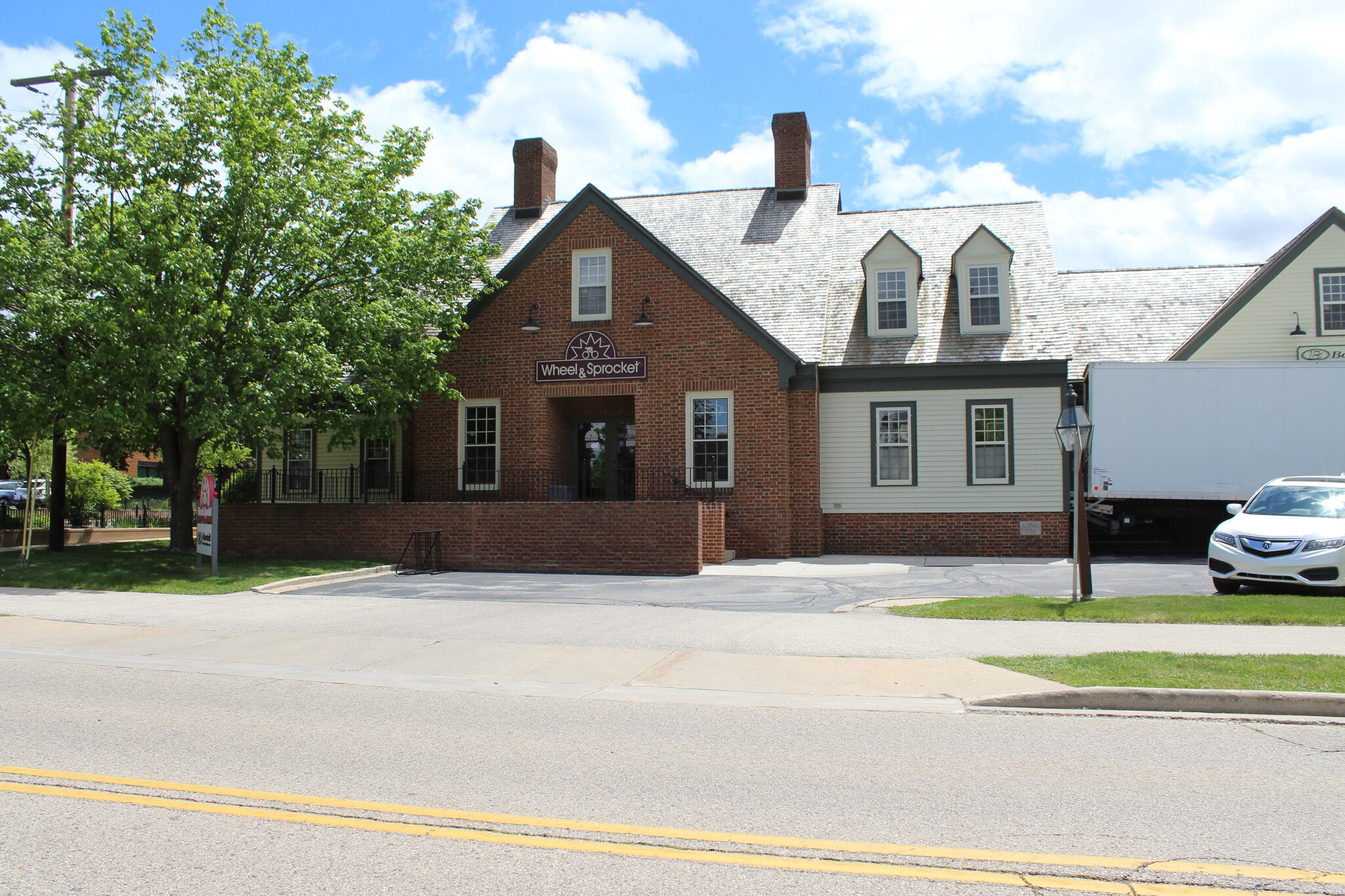 528 Wells St, Delafield, WI for Sale