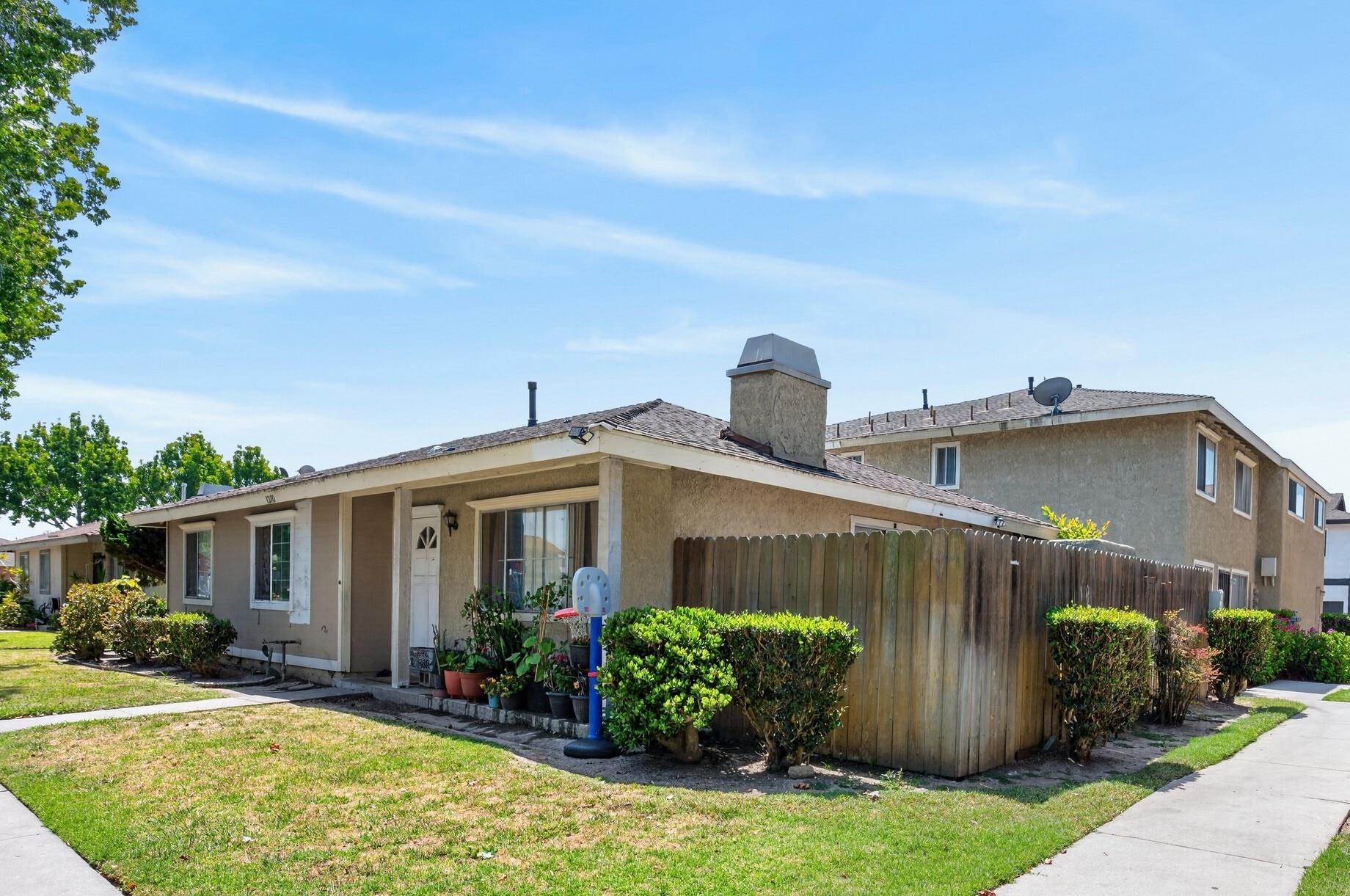 1310 W Hull Pl, Oxnard, CA for Sale