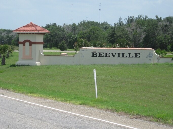 1200 E Houston St, Beeville, TX for Sale