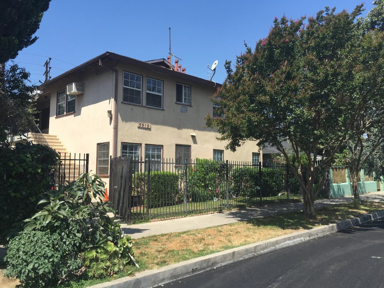 5919 Whitnall Hwy, North Hollywood, CA for Sale