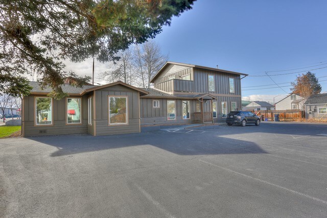 735 SW 9th St, Redmond, OR for Rent