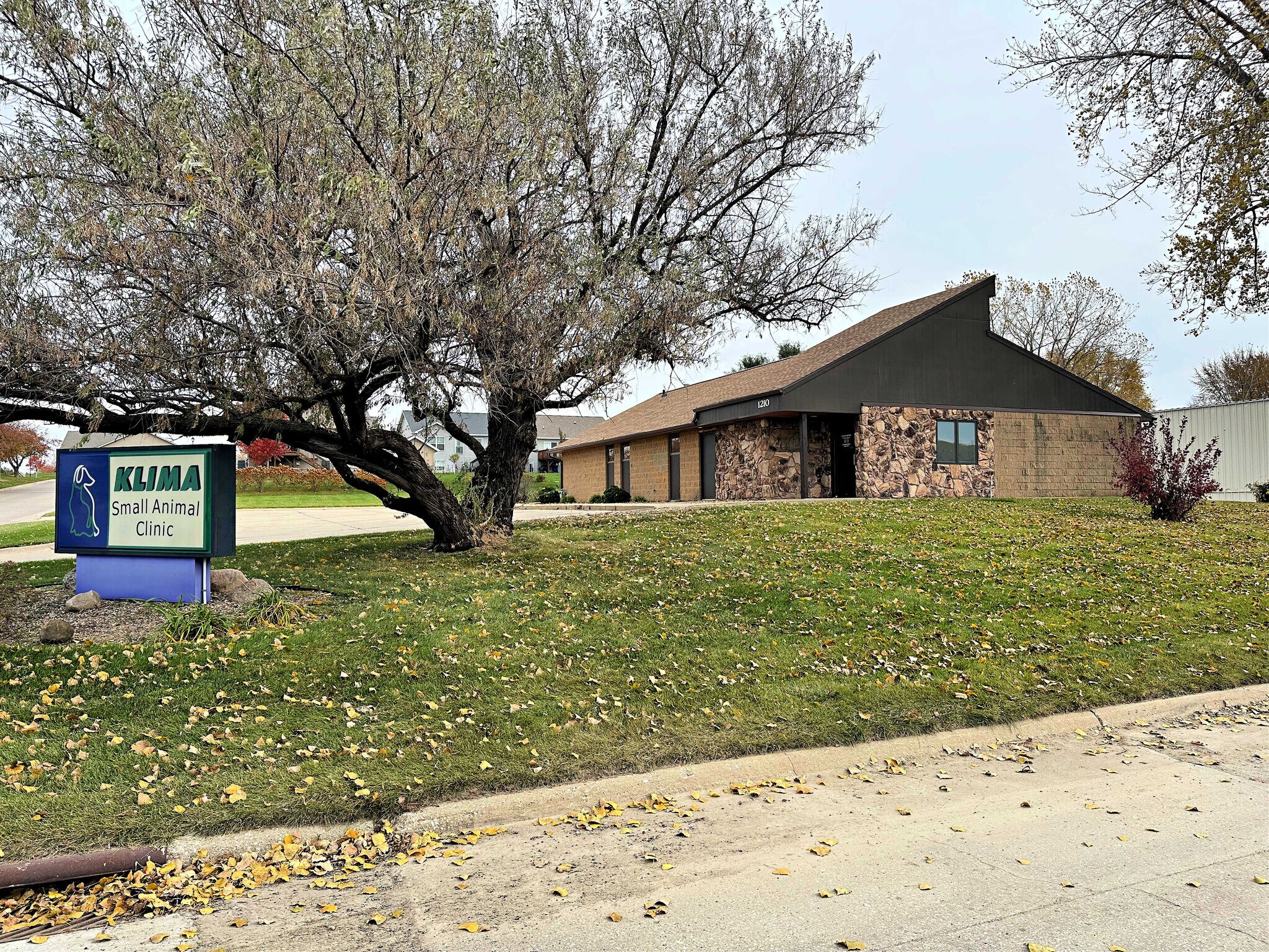 1210 Southtown Dr, Waterloo, IA for Sale