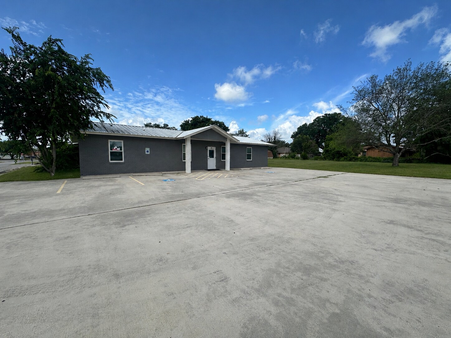 200 W College Ave, Devine, TX for Sale
