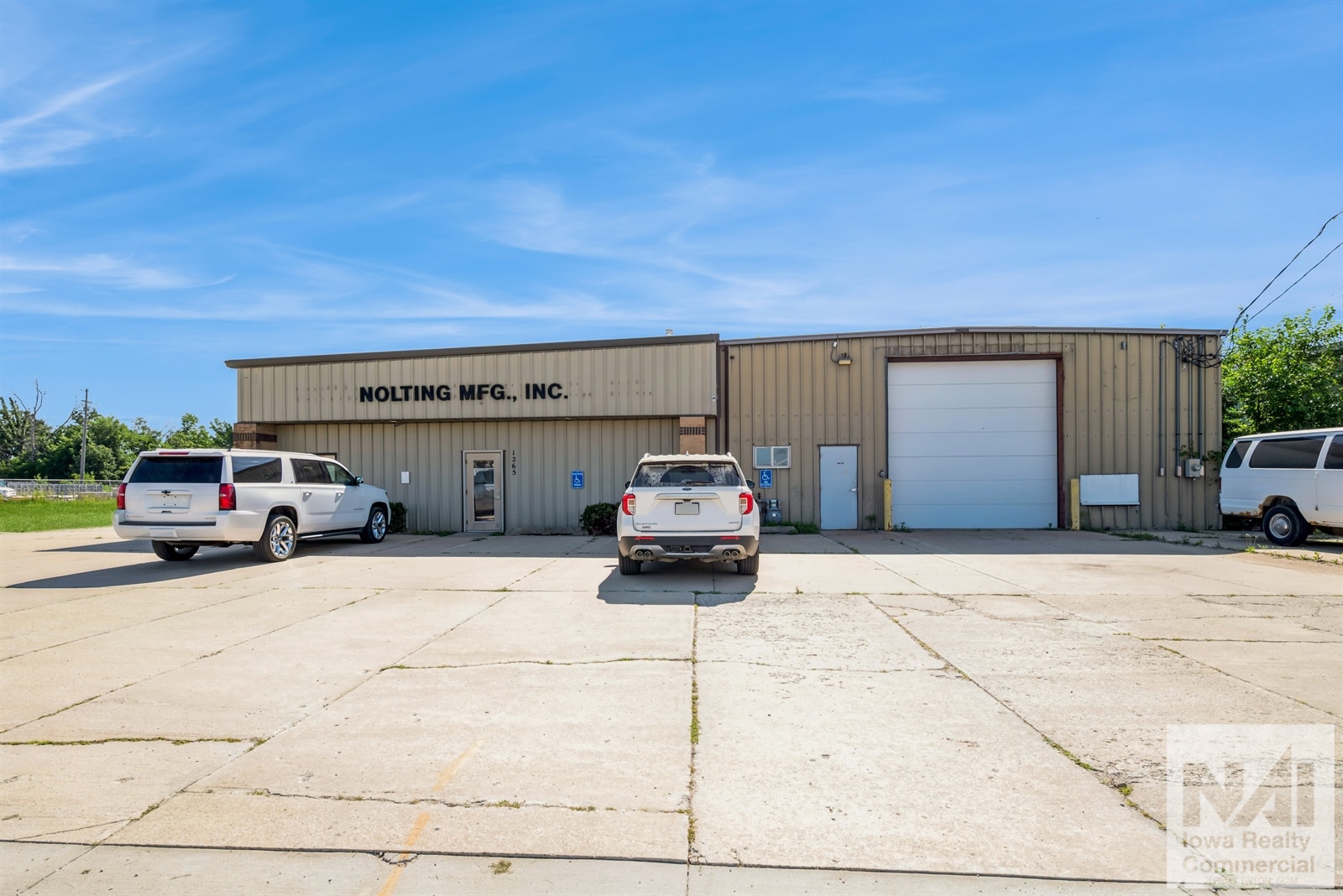 1265 Hawkeye Dr, Hiawatha, IA for Rent