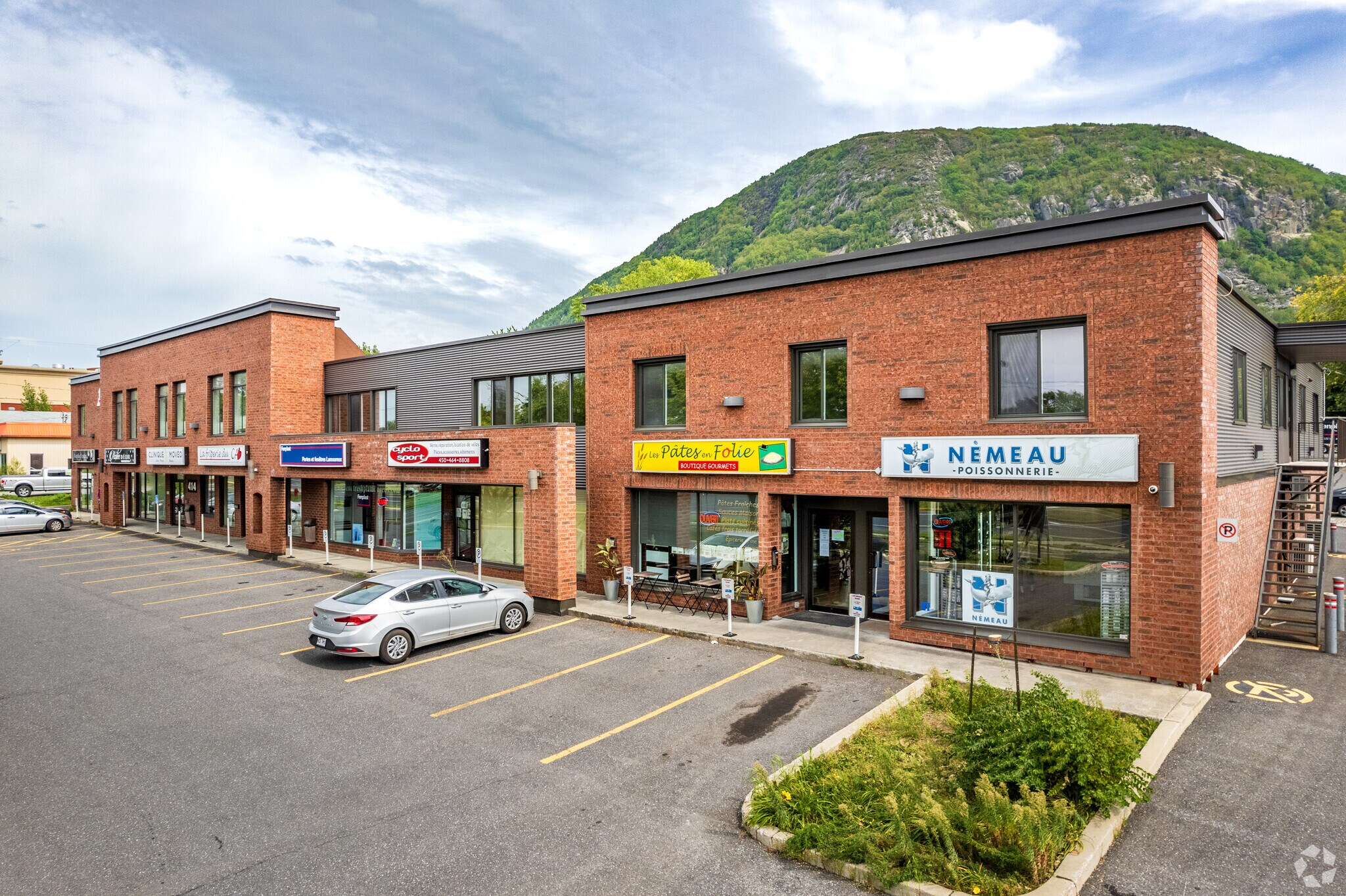398-418 Boul Sir-Wilfrid-Laurier, Mont-St-Hilaire, QC for Rent