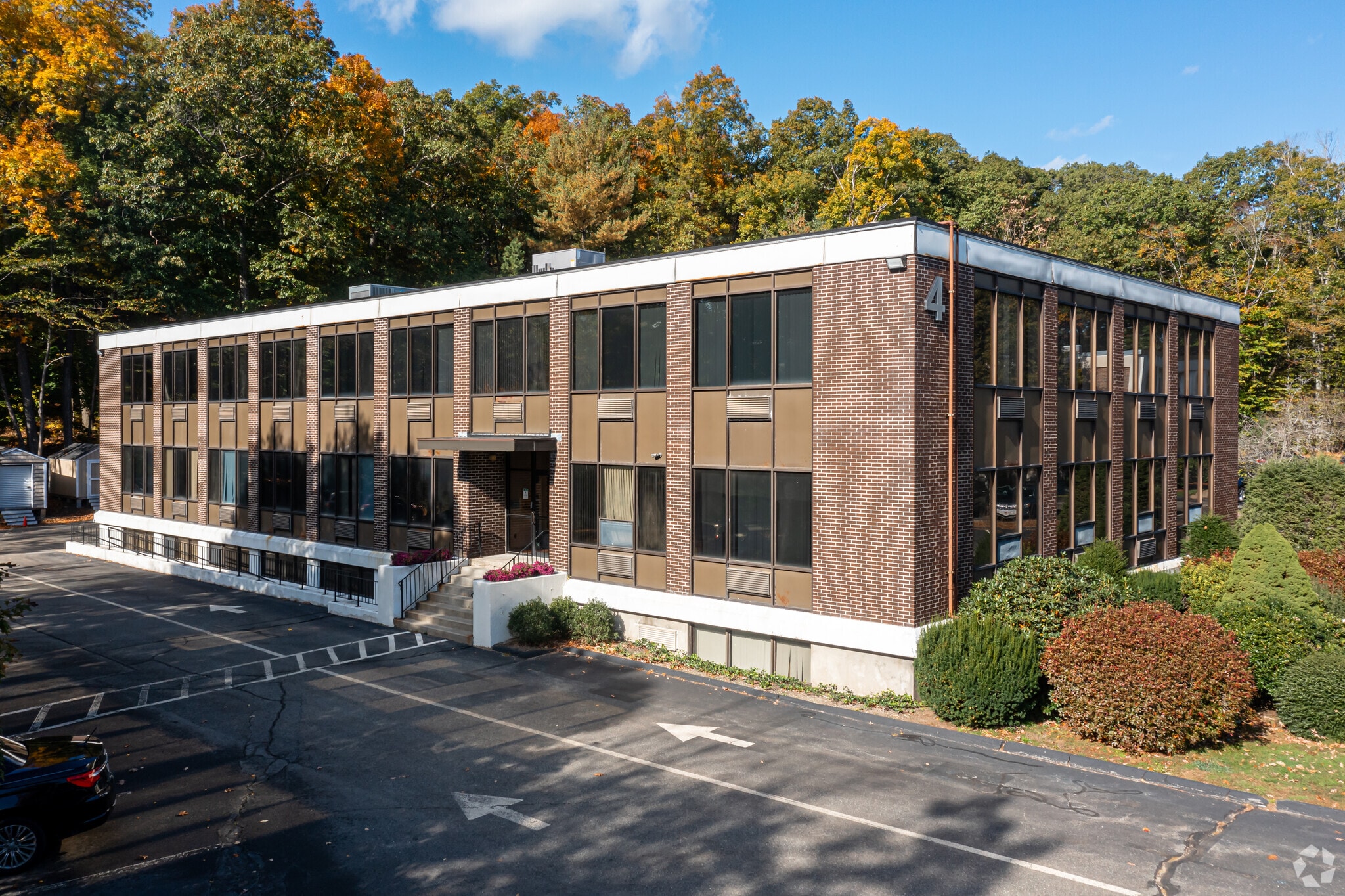 4 Militia Dr, Lexington, MA for Rent