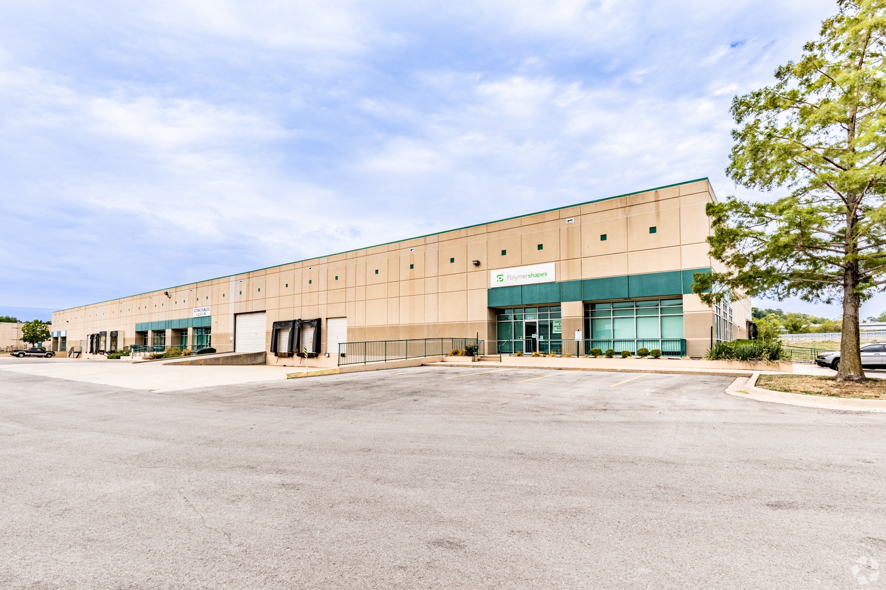 400-460 NW Parkway Dr, Riverside, MO for Rent