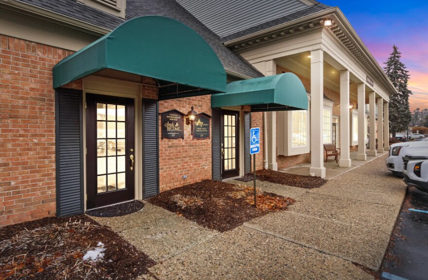 5777 W Maple Rd, West Bloomfield, MI for Rent