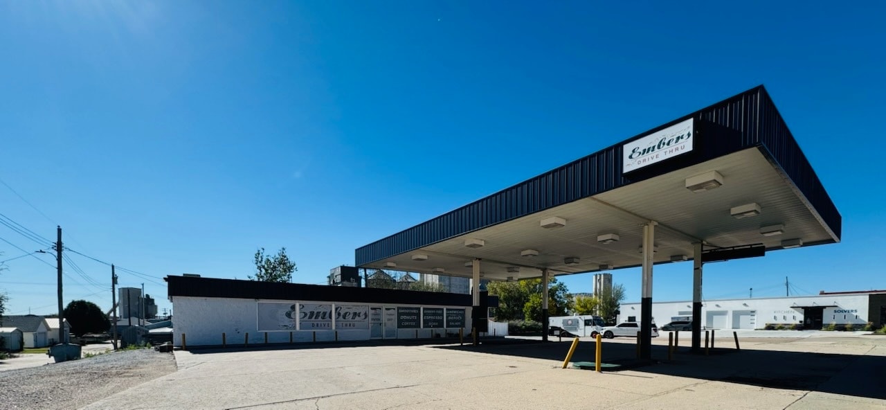 506 E B St, McCook, NE for Sale