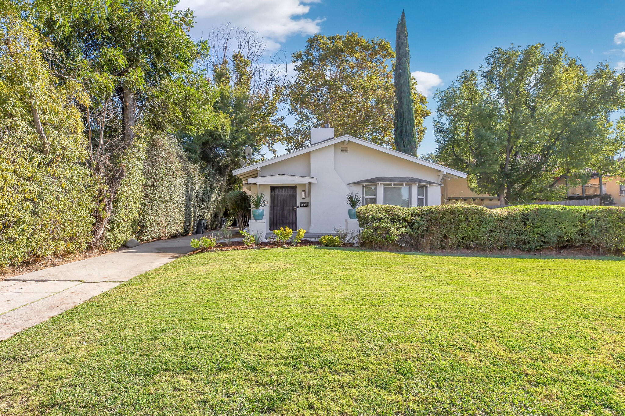 1562 N Lake Ave, Pasadena, CA for Sale
