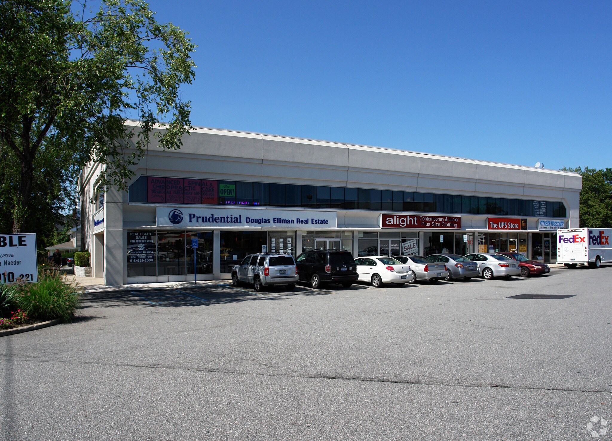 998 Old Country Rd, Plainview, NY for Rent