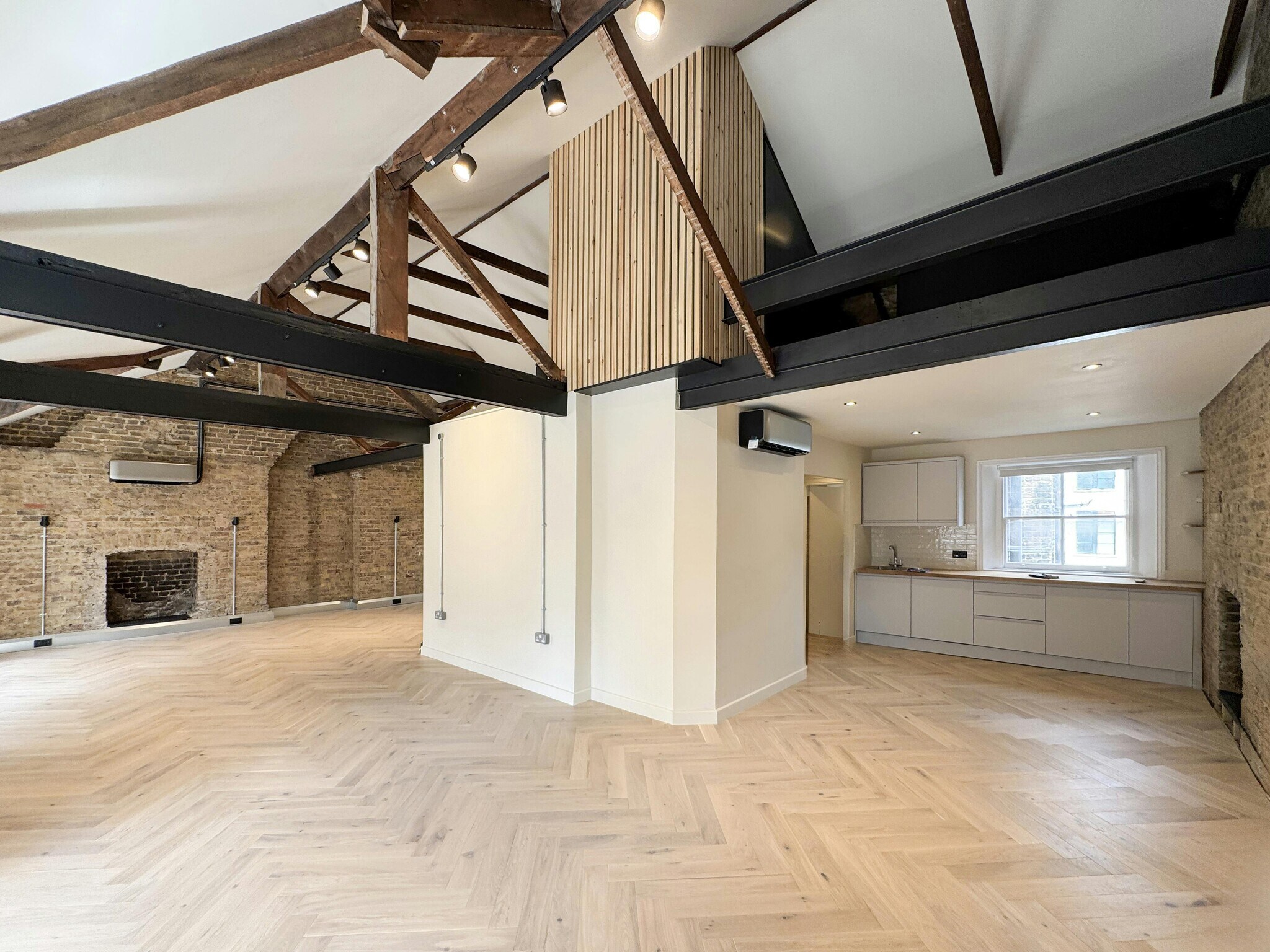 34-35 Eastcastle St, London, LND for Rent
