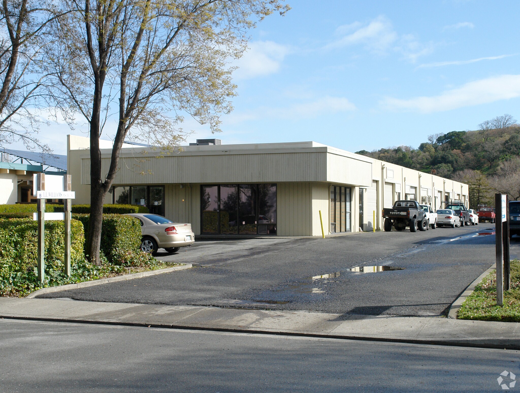 21 Pamaron Way Novato, CA 94949 Flex Property for Lease on