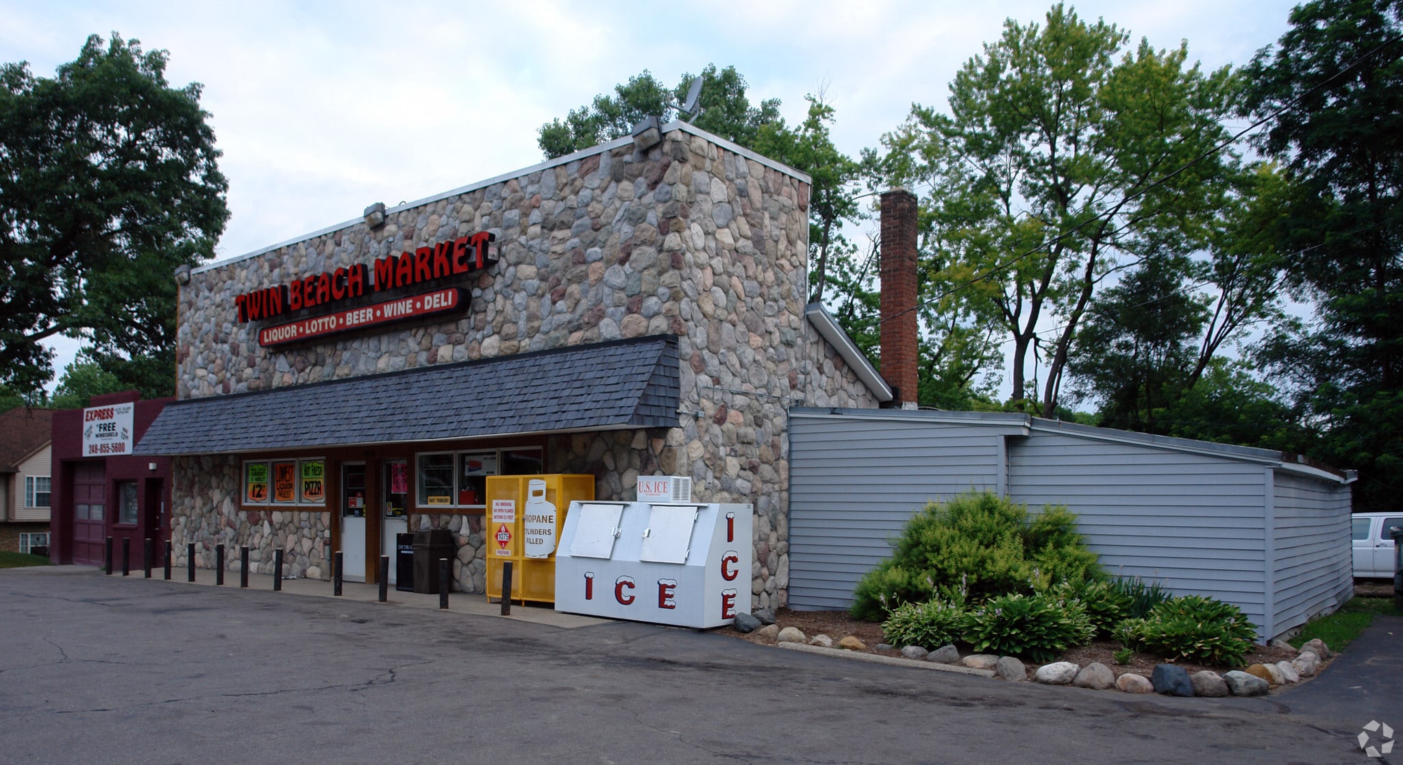 4292-4296 Green Lake Rd, West Bloomfield, MI for Sale