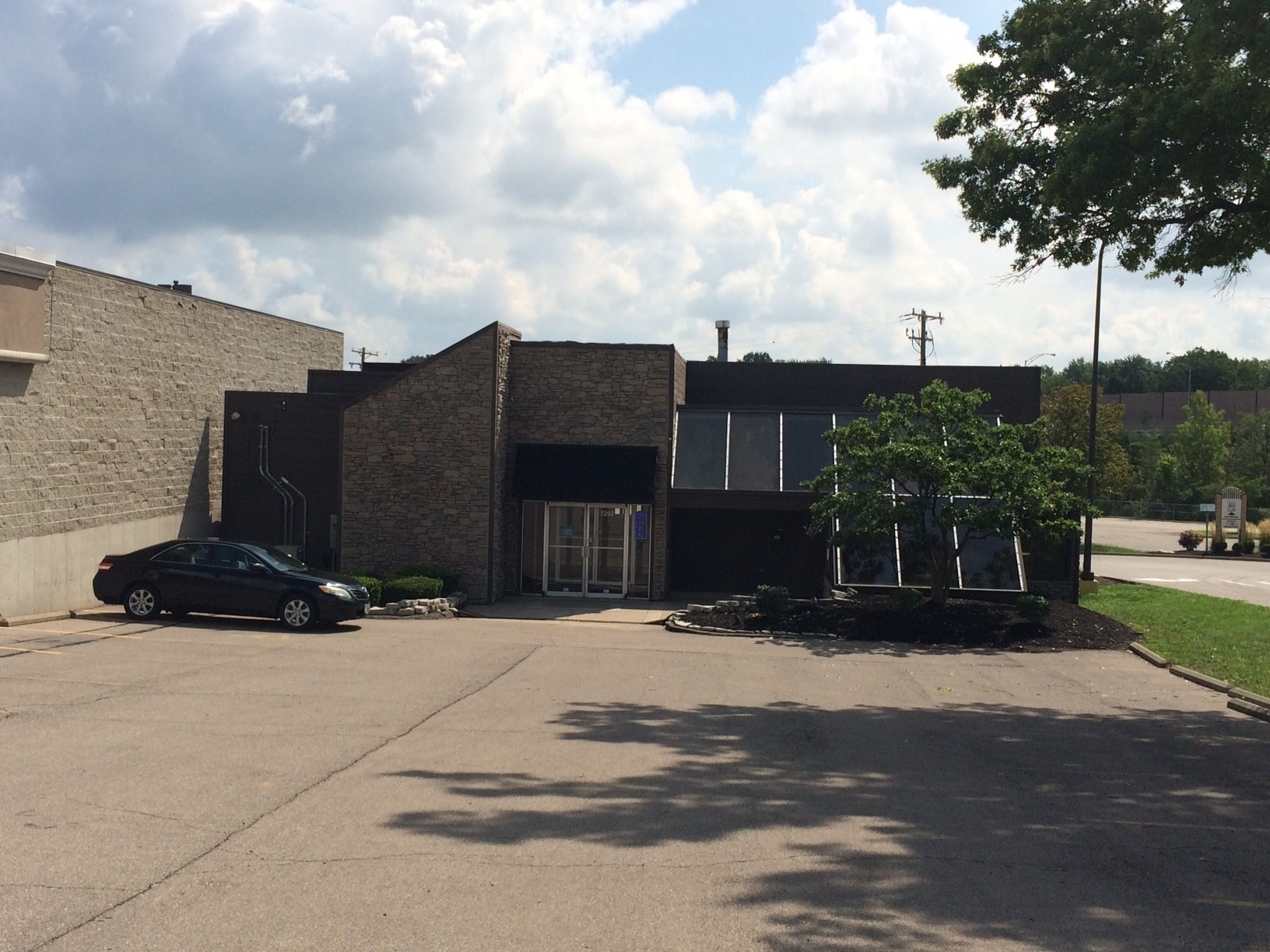7292 Kenwood Rd, Cincinnati, OH for Sale