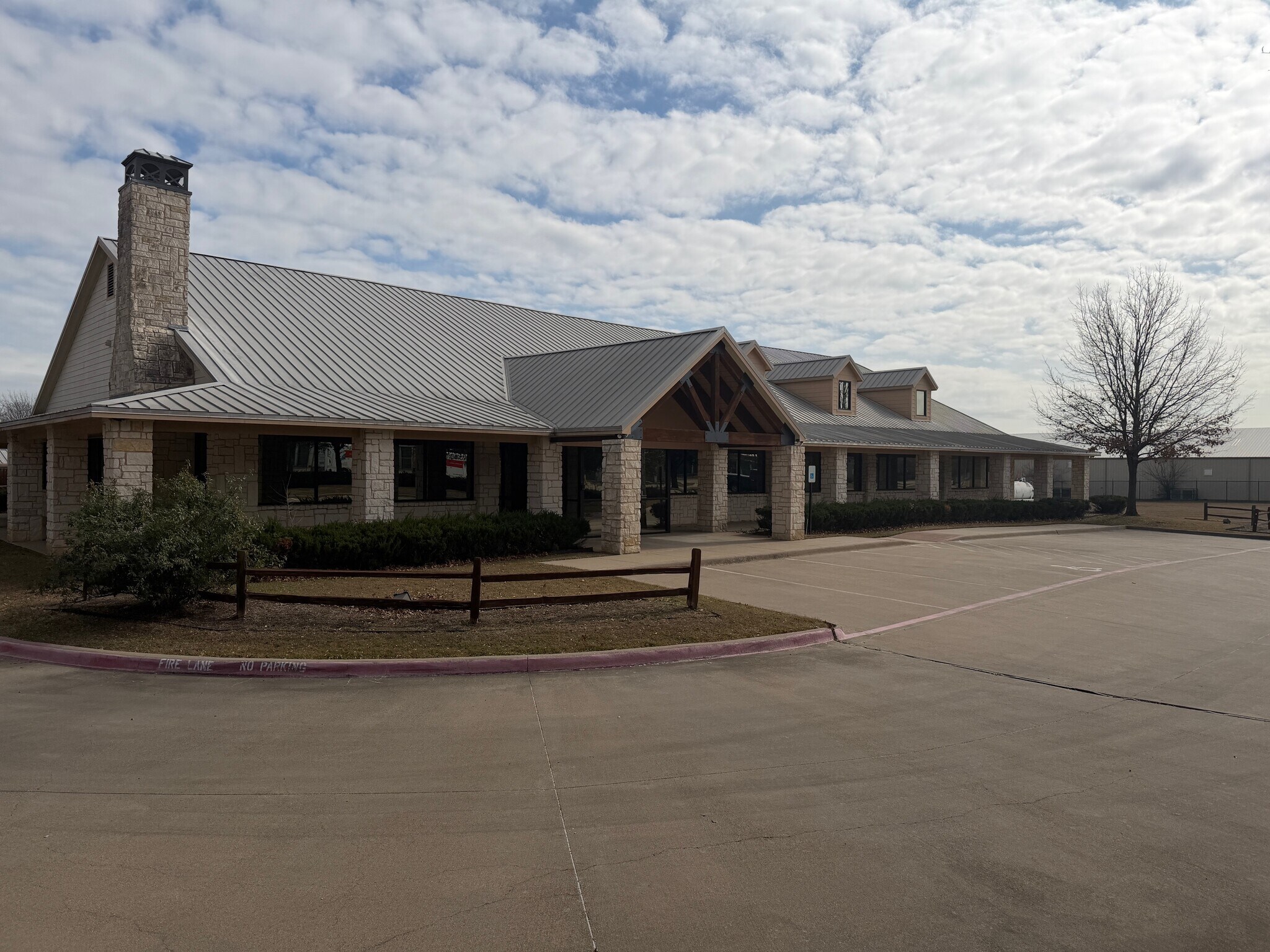 7301 Commercial Blvd E, Arlington, TX for Rent