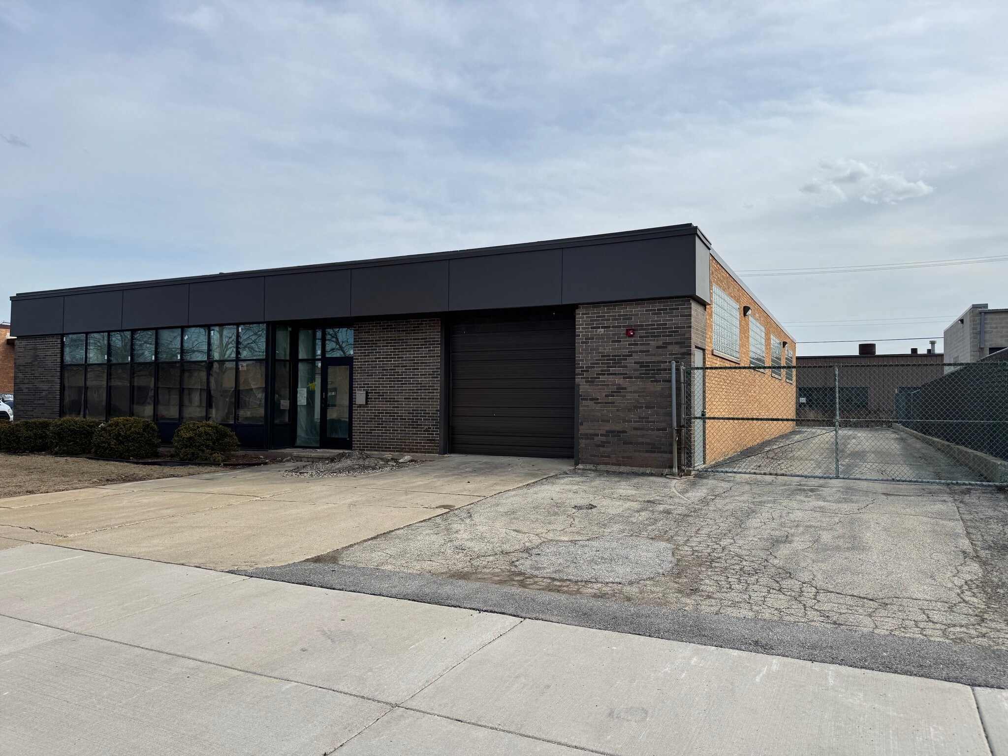 945 Criss Cir, Elk Grove Village, IL for Rent