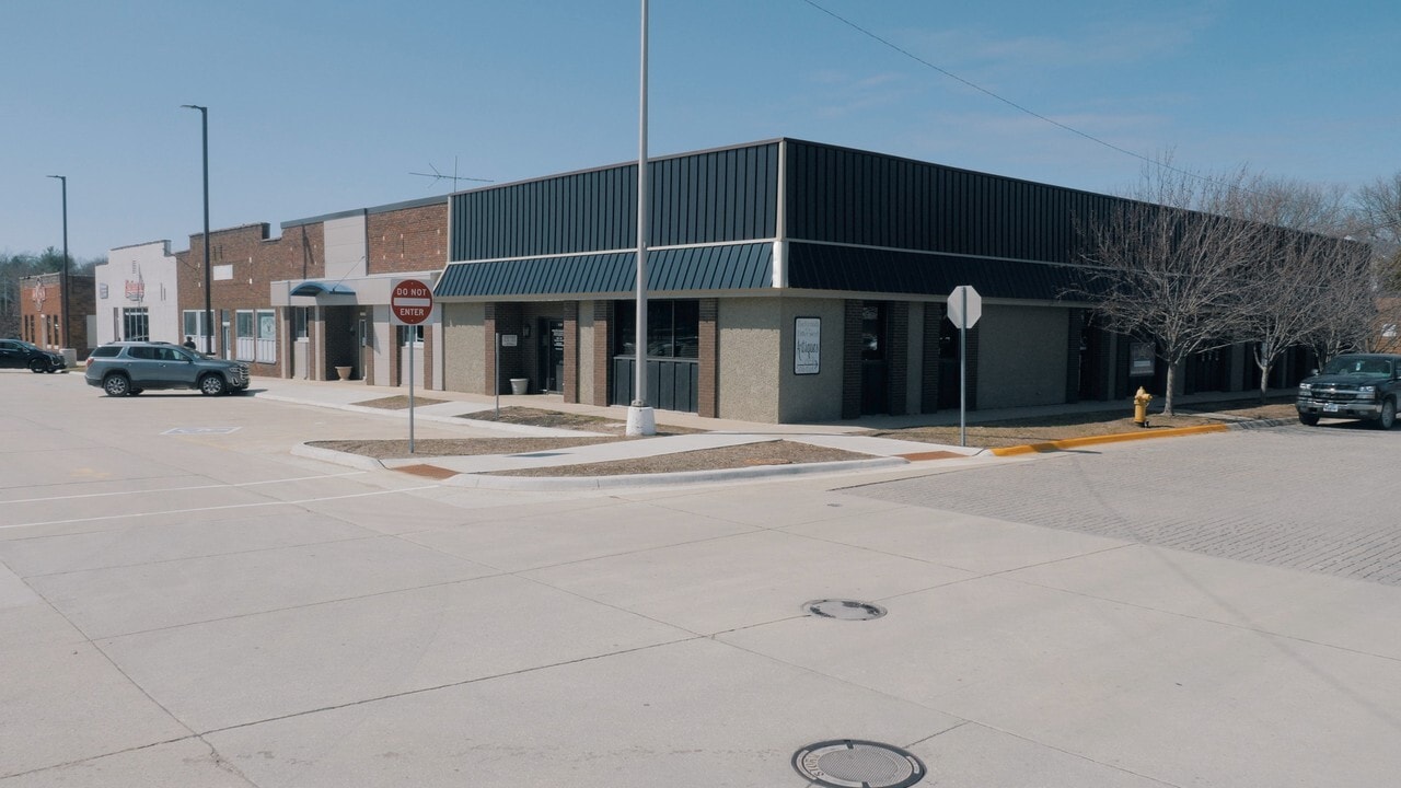 506 Clark St, Charles City, IA for Sale