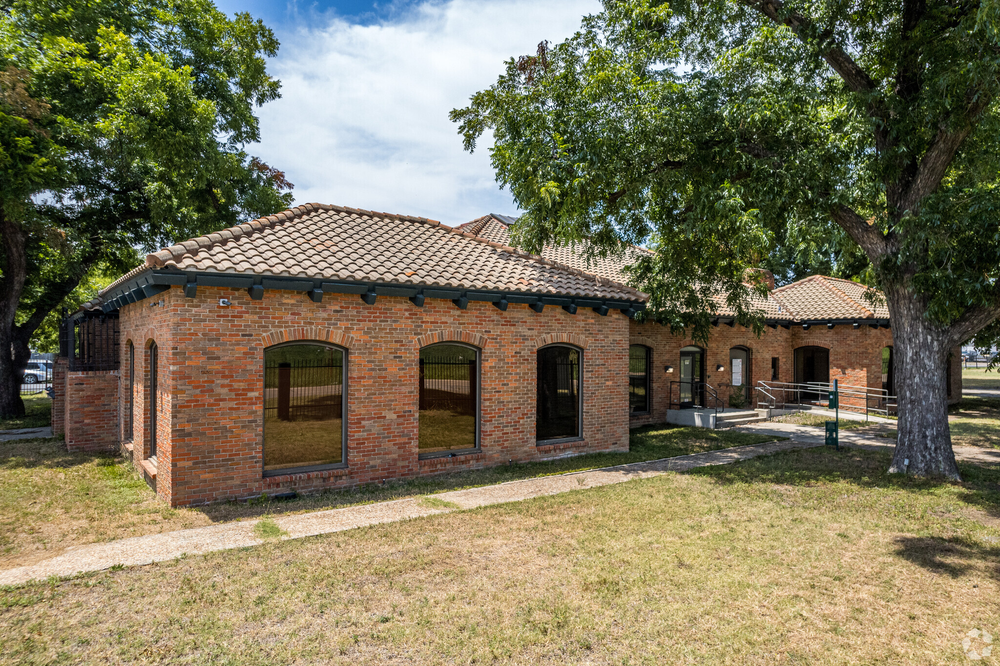 2323 N Walton Walker Blvd, Dallas, TX for Rent