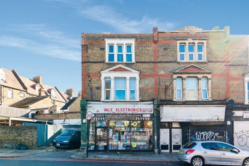 124 Greyhound Ln, London, LND for Sale