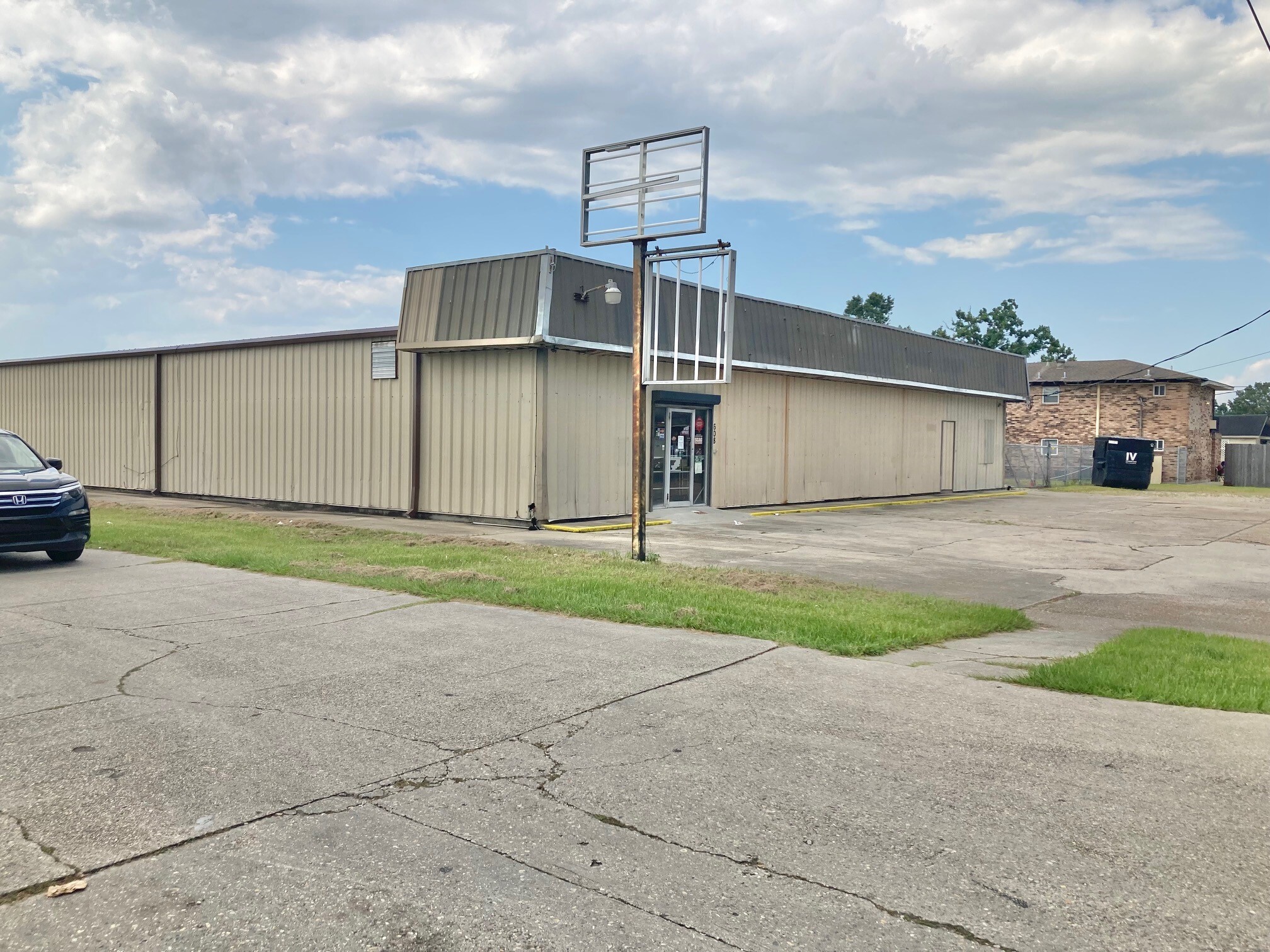 608 Westwood Dr Marrero, LA 70072 Retail Property for Lease on