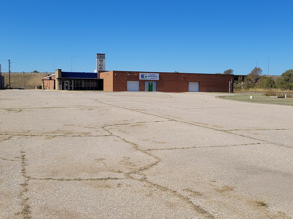 1 S Lorraine St, Hutchinson, KS for Sale