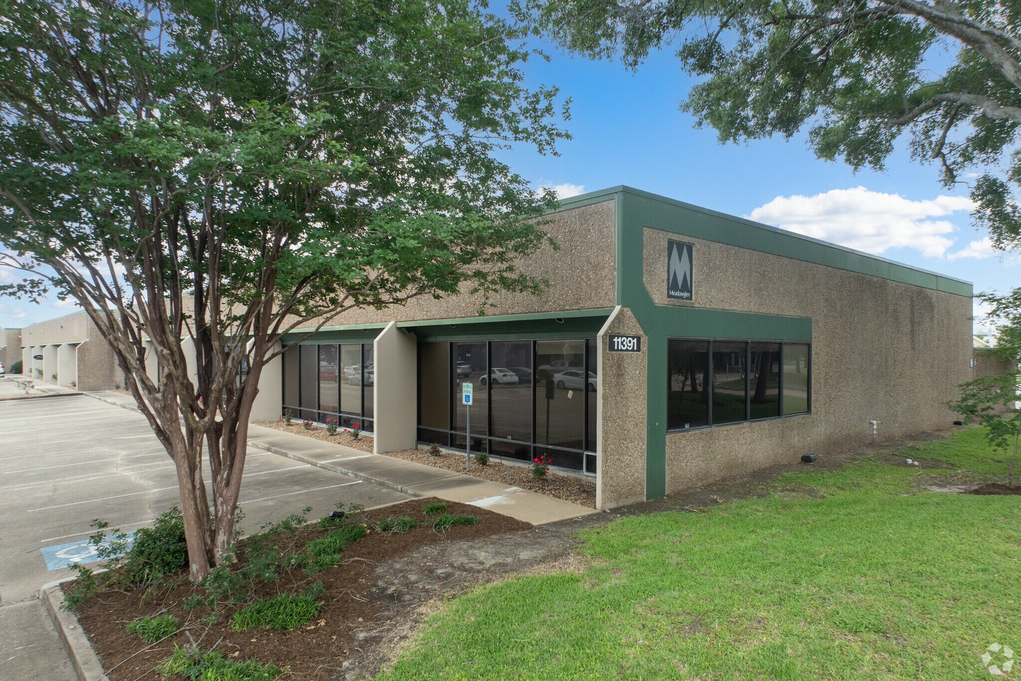 11381 Meadowglen Ln, Houston, TX for Rent
