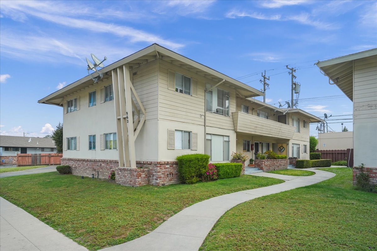 948 Lupin Dr, Salinas, CA for Sale