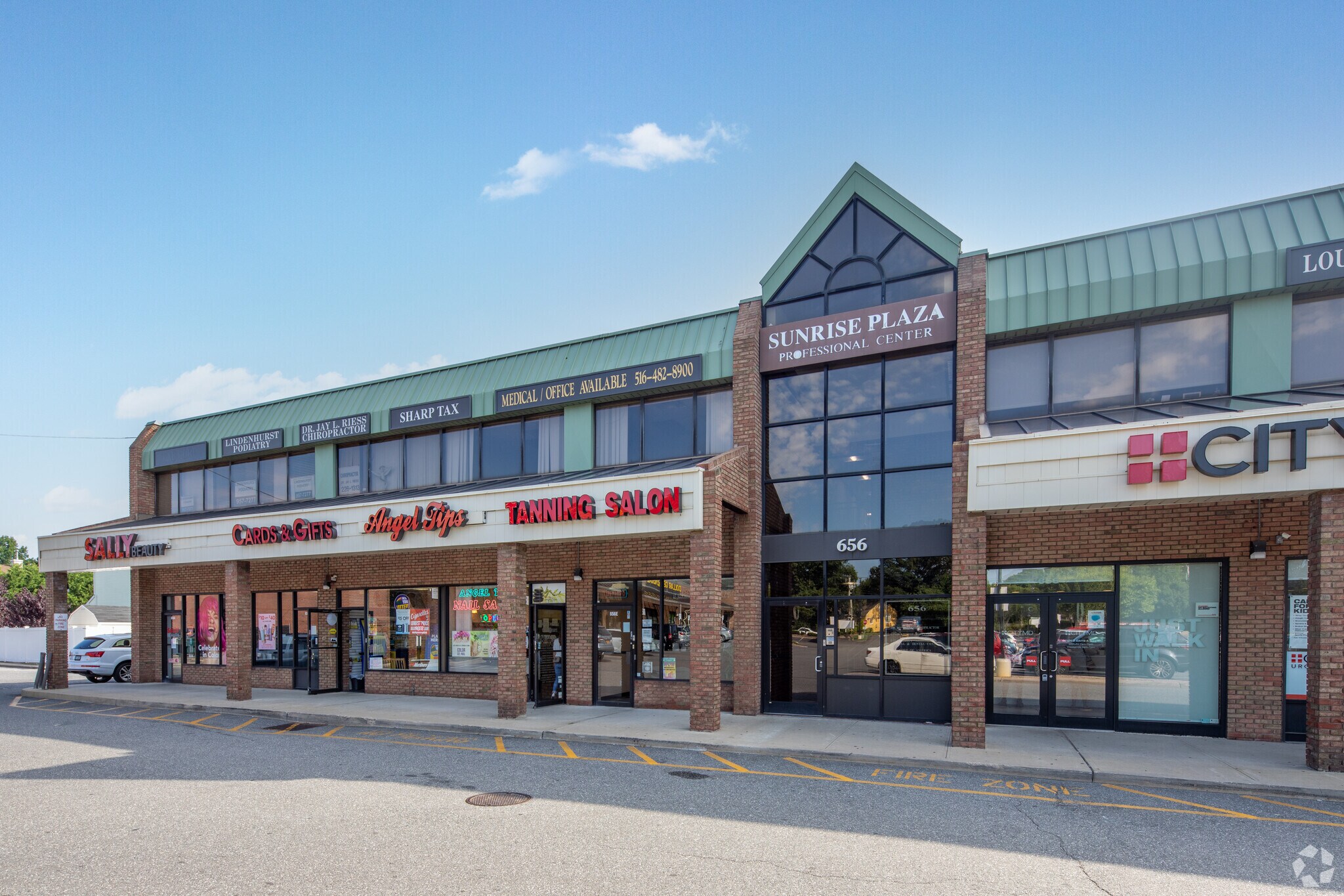 646656 N Wellwood Ave Lindenhurst, NY 11757 Shopping Center Property