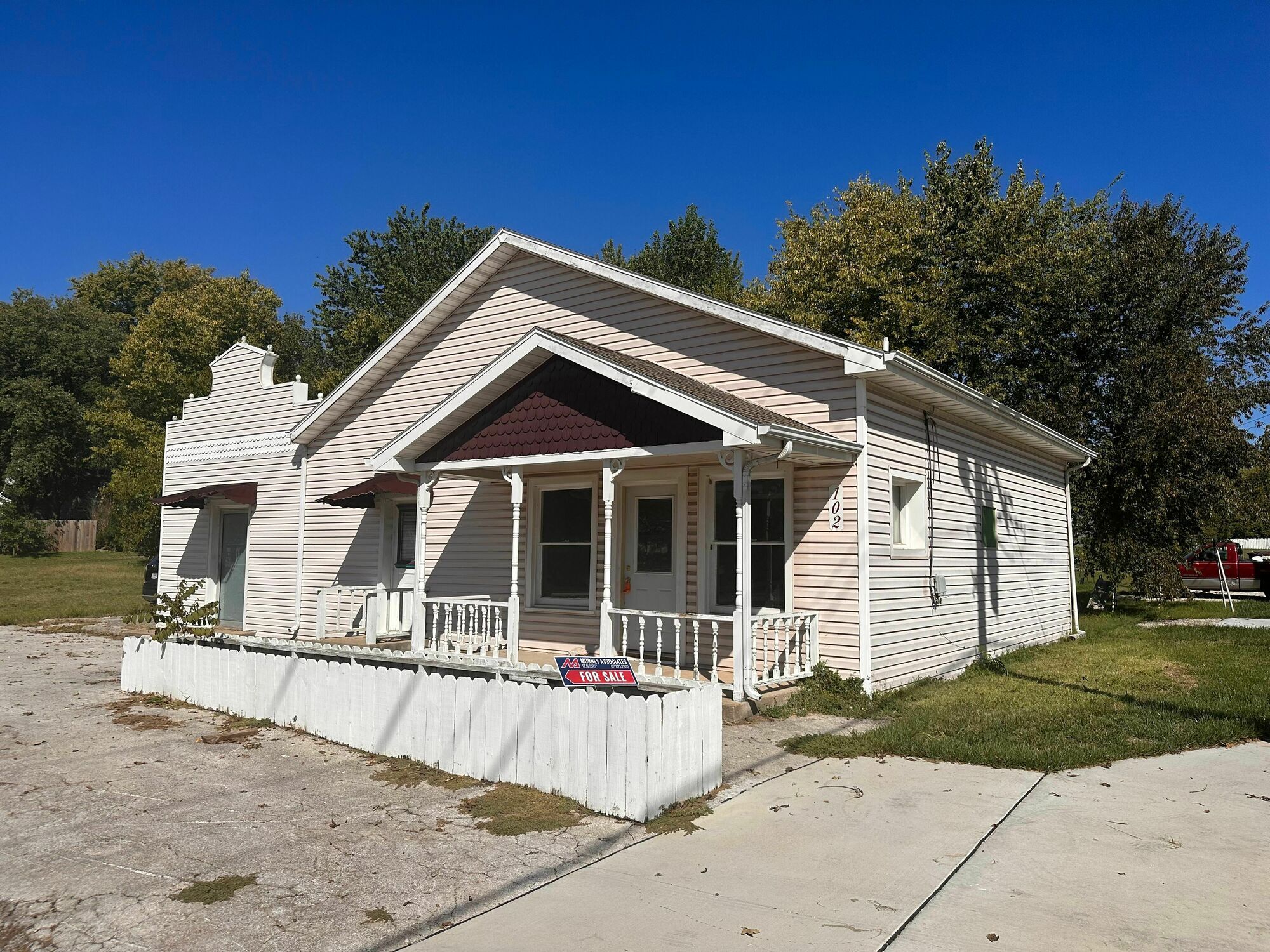 100-102 W Boone St, Ash Grove, MO for Rent