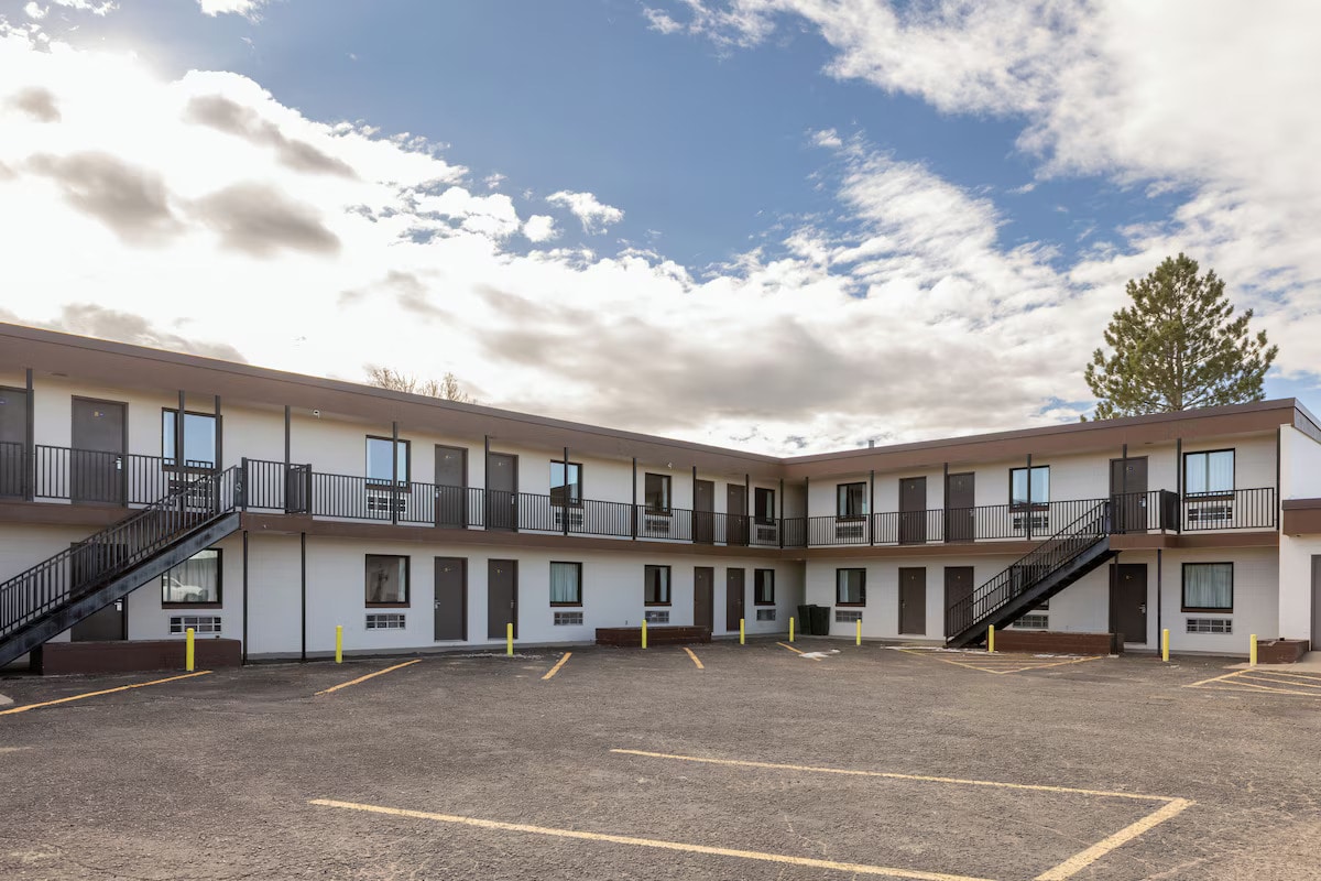 109 16th St, Wheatland, WY for Sale