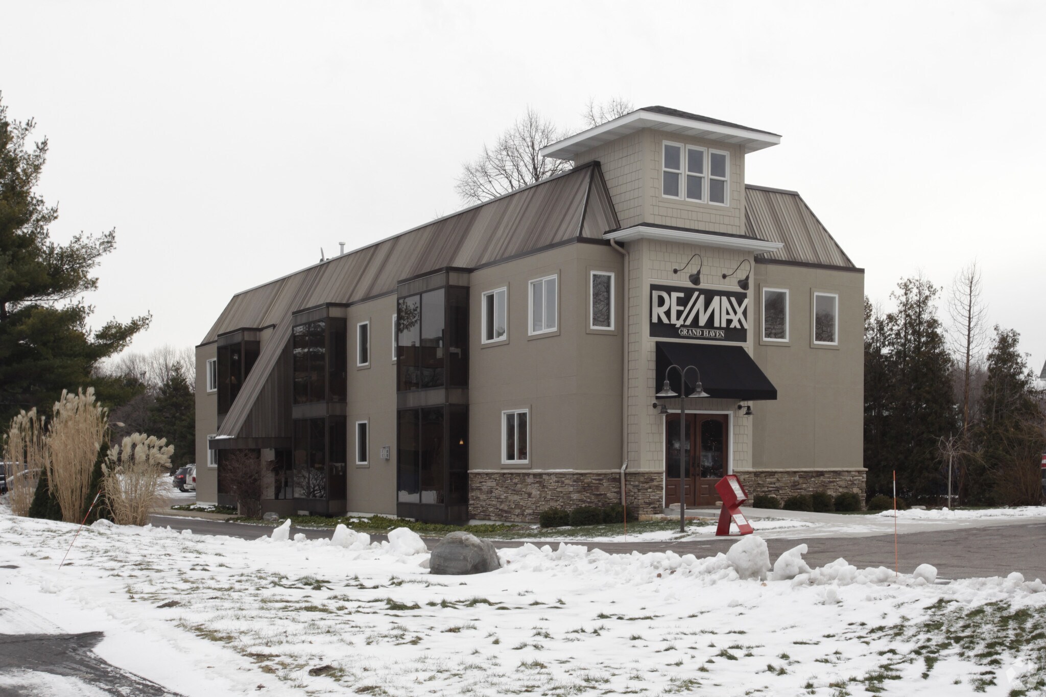 1014 Beacon Blvd, Grand Haven, MI for Sale